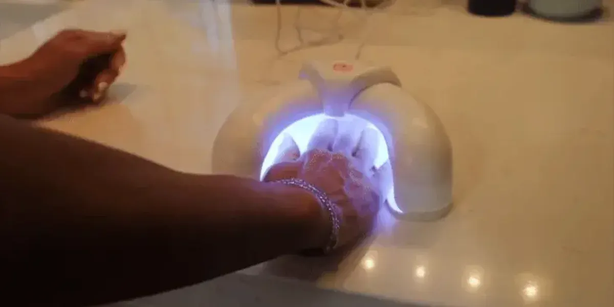 Fungabeam liquid formula in action restoring healthy appearance to nails and soothing skin irritation